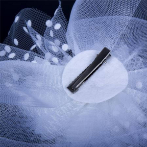 White Wedding Church Tea Party Feather Hat. Bridal Wedding Hair Clip Head Accessory Fascinator hat. Derby Hat Birdcage Veil Flower Headpiece