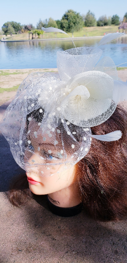 White Cream Wedding Church  Fascinator Hat Beige Veil Feather Bridal Wedding Hair Clip Head Accessory.Funeral Derby Fascinator hat.Headpiece