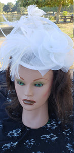 White Sinamay Fascinator. Derby Race Bridal Church Hat. White Wedding Mini Hat. Costume Feather Hair Clip Head Accessory.Headpiece