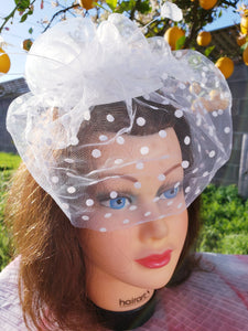 White Fascinator Derby Bridal Church Hat. Wedding Tea Party Mini Hat.Costume Feather Bird Cage Veil Hair Clip Head Accessory.Headpiece