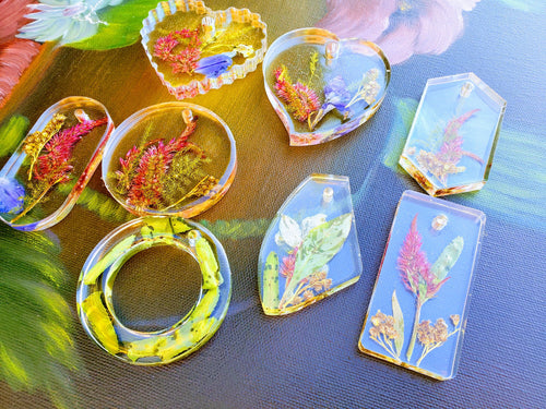 Preserved Wedding flowers petals. Flowers Necklace Pendants. Resin Paperweights keepsake.Memories of anniversary,funeral.Memorial Necklace